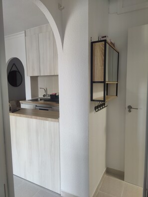 Mikrowelle, Herdplatte, Geschirrspüler