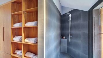 Een moderne badkamer met een houten wastafelmeubel en een inloopdouche.