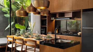 Daksa - Three Bedroom Residence | Cucina privata | Frigorifero, piano cottura, pentole/stoviglie/utensili, tavolo da pranzo