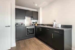 Kylskåp, mikrovågsugn, ugn och spishäll