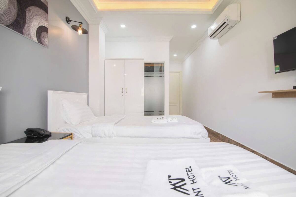 Deluxe Double Or Twin | 1 bedroom, free minibar items, individually decorated