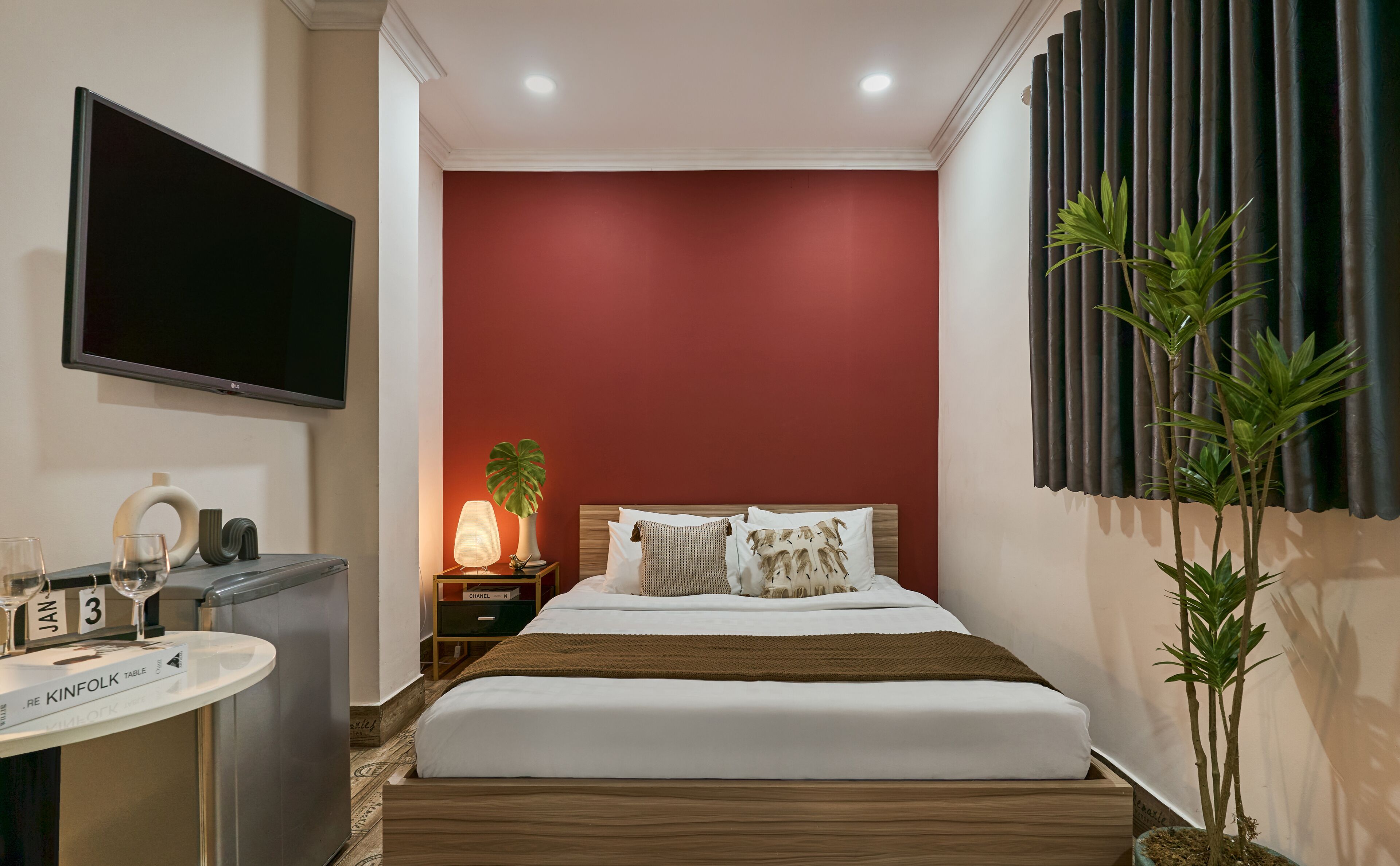 Basic Room, 1 Queen Bed, Non Smoking | Desk, soundproofing, free WiFi, bed sheets