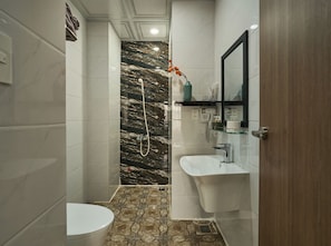 Quarto família, 2 camas Queen, para não fumantes, vista para a cidade | Banheiro | Secador de cabelo, chinelos, sabonete, shampoo