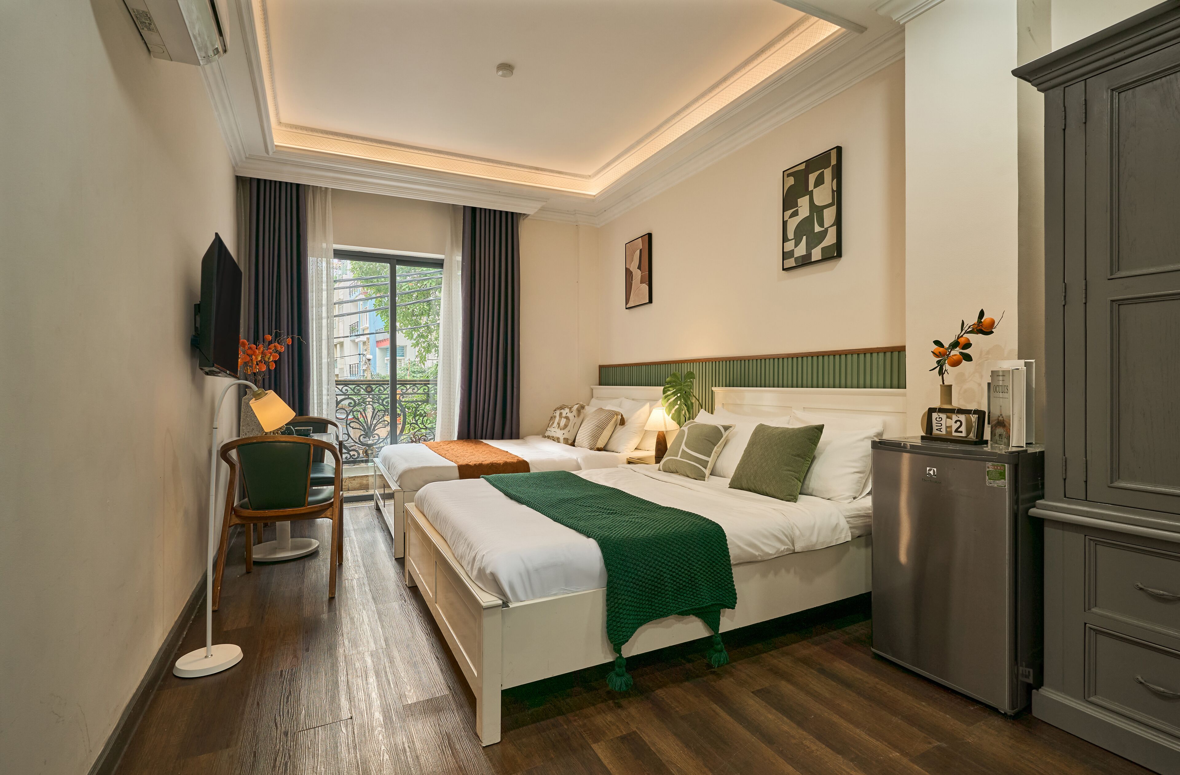 Escritorio, sistema de insonorización, wifi gratis y ropa de cama 