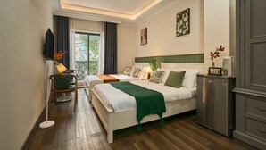 Une chambre d’hôtel équipée d’un lit, d’une table de chevet, d’une lampe et d’un petit réfrigérateur.