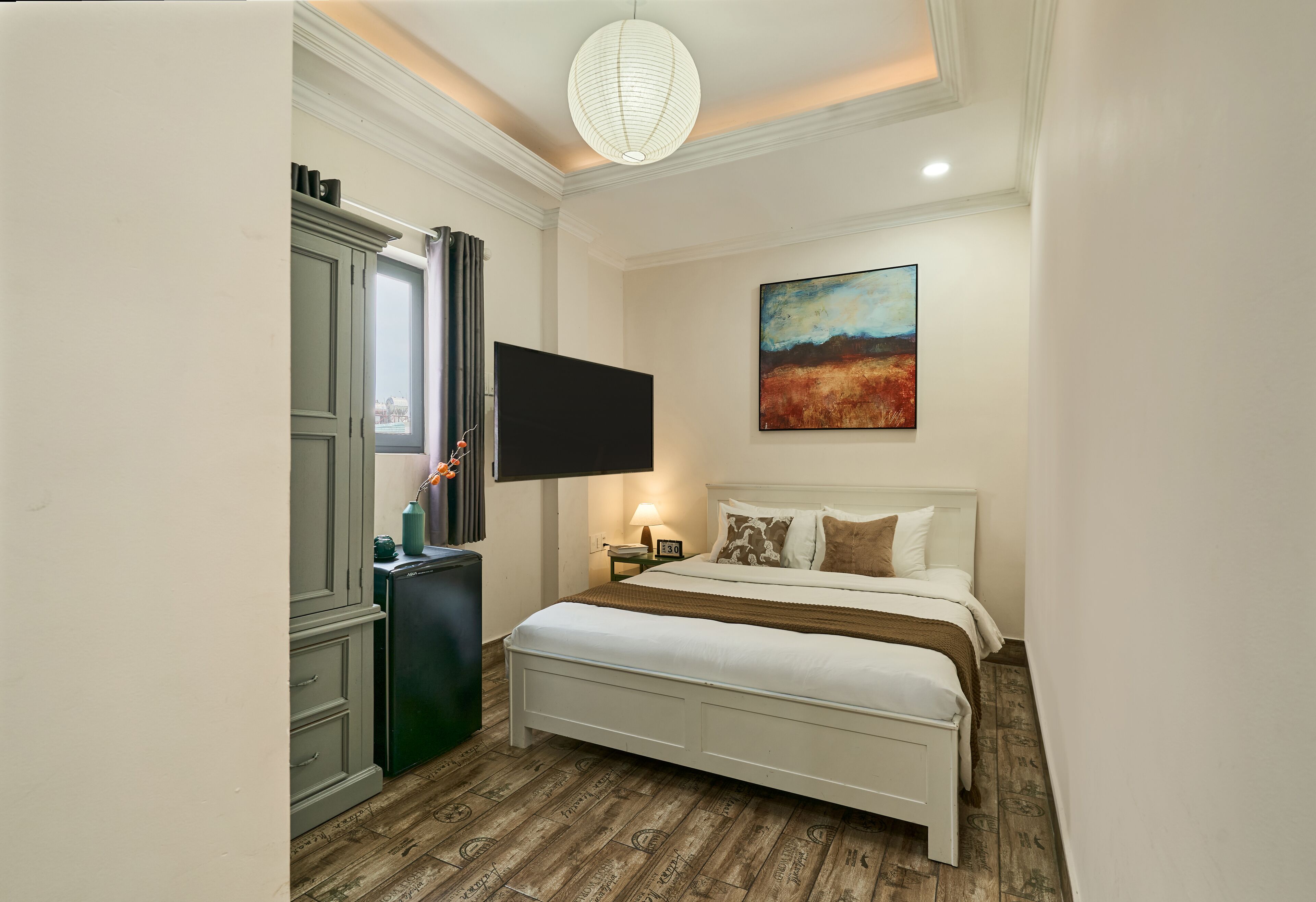 Standard Room, 1 Queen Bed, Non Smoking, City View | Desk, soundproofing, free WiFi, bed sheets