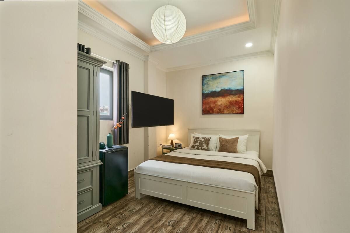 Standard Room, 1 Queen Bed, Non Smoking, City View | 1 bedroom, desk, soundproofing, free WiFi