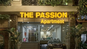 Un immeuble sur lequel on peut lire l’inscription : « The Passion Apartment ».