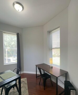 Living area - 1BR WD Near BJ Hospital Forest Park Zoo (St. Louis)