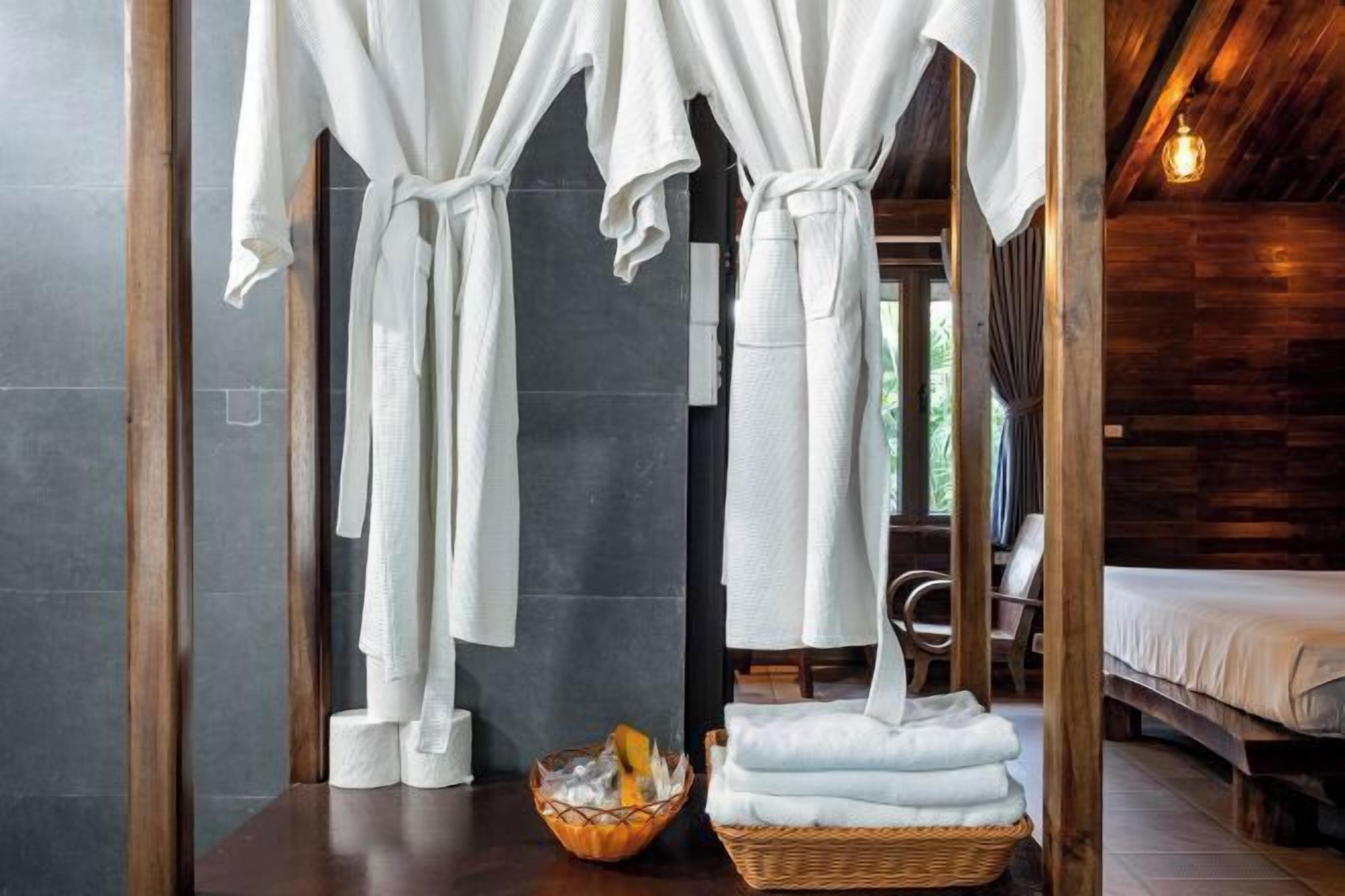 Escritorio y espacio para trabajar con laptop 