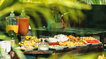 Bao gồm bữa sáng đầy đủ hàng ngày