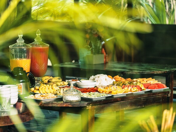 Free daily full breakfast 