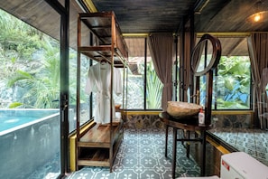 Superior-huvila, yksityinen uima-allas | Kylpyhuone | Hiustenkuivaaja, kylpytakit, tohvelit, pyyhkeet