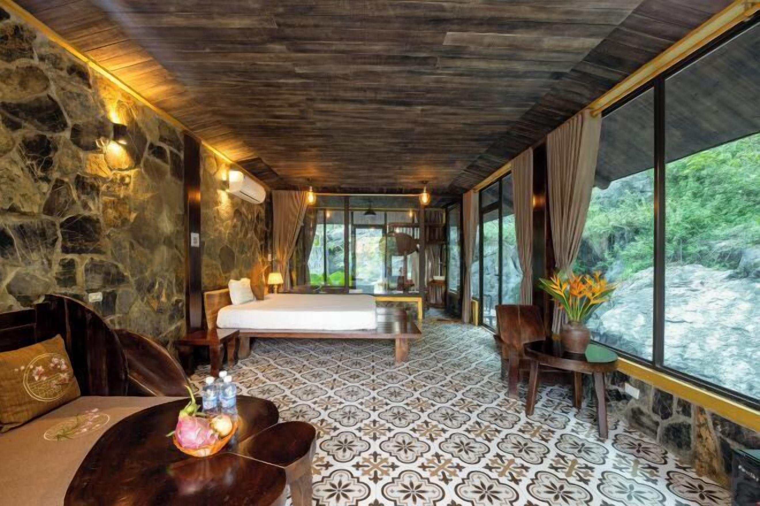 Escritorio y espacio para trabajar con laptop 