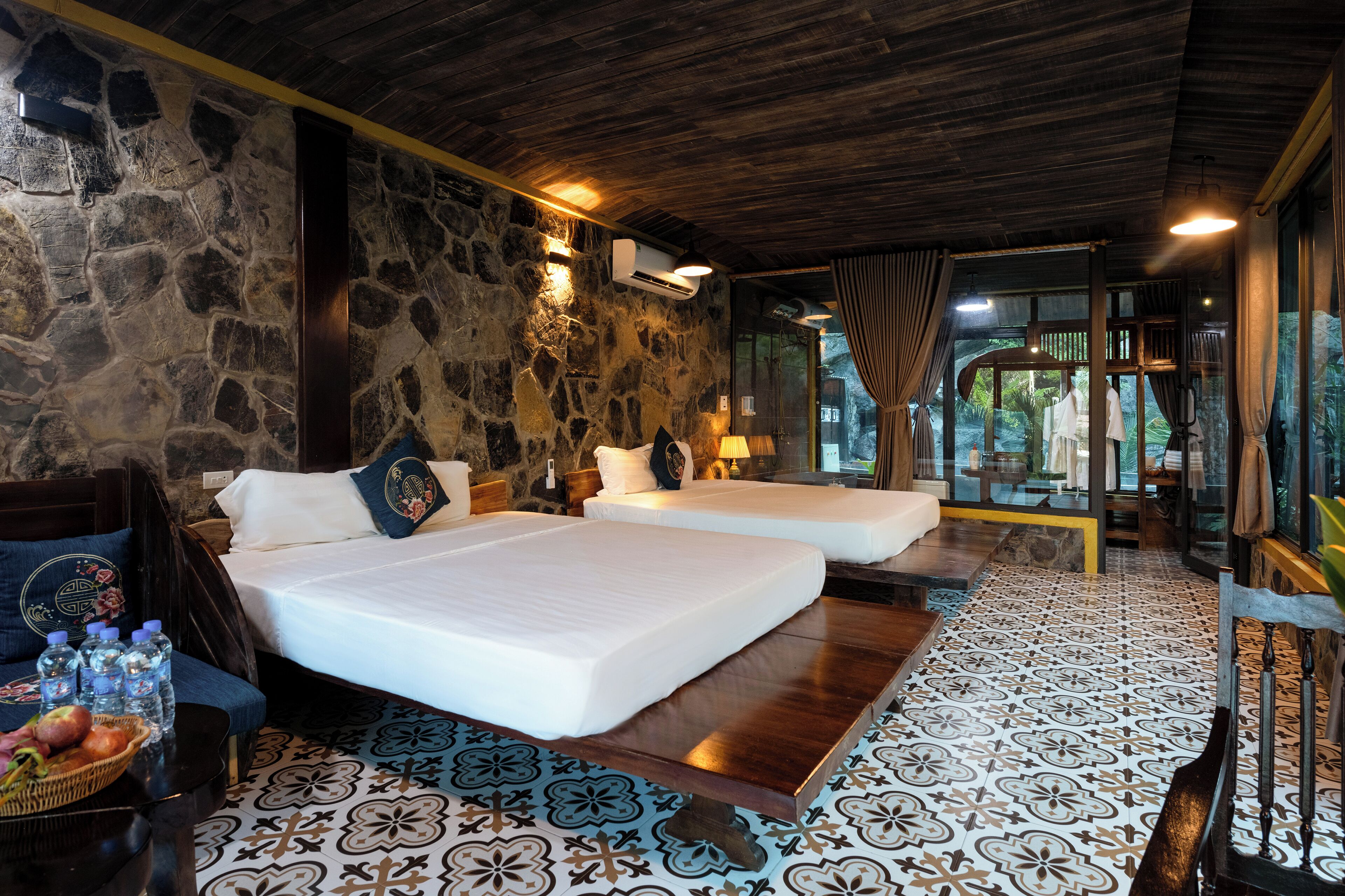 Escritorio y espacio para trabajar con laptop 