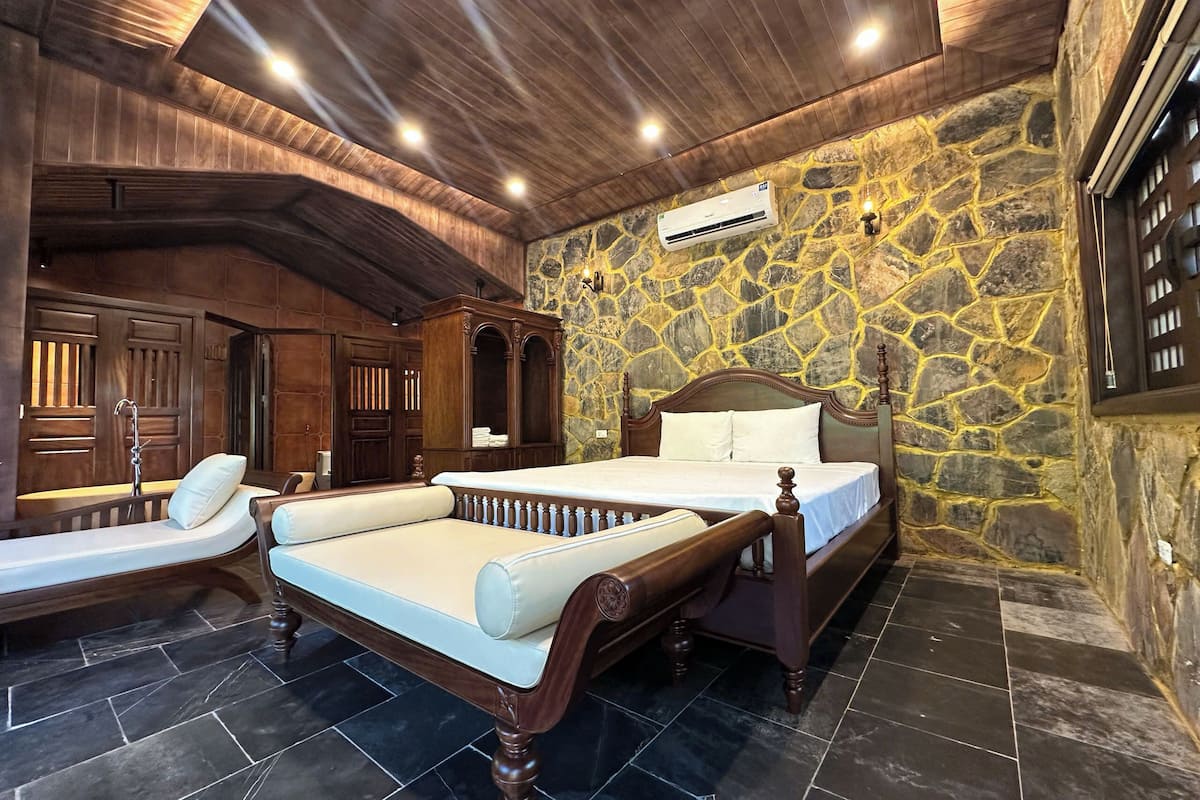 Junior Suite, Garden View | Desk, laptop workspace, soundproofing, iron/ironing board