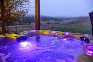 A hot tub with a view of a forested landscape. - Ponderosa Mile Retreat (Rapid City)