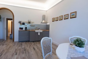 Apartament Deluxe, vistes a la ciutat | Cuina privada | Frigorífic petit, microones, placa de cuina i bullidora elèctrica