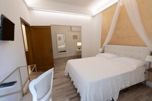 Apartamento superior, vistas al patio | 1 dormitorio, ropa de cama de alta calidad, decoración individual