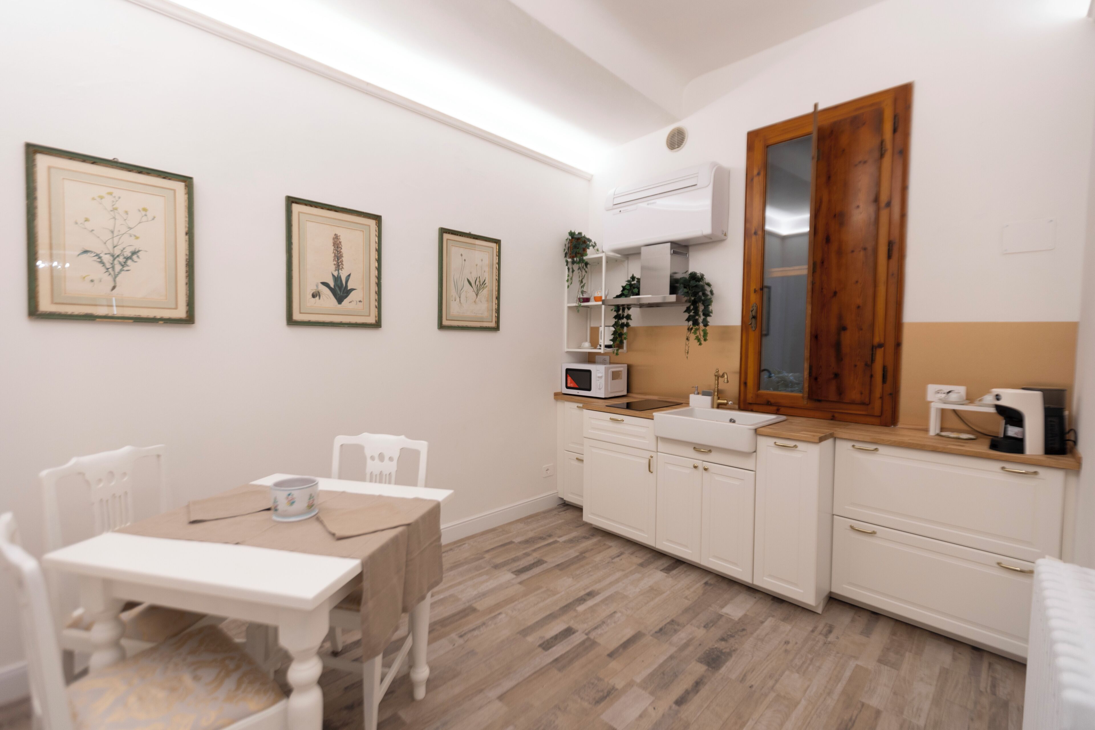 Superior appartement, uitzicht op binnenplaats | Woonruimte | Een 32-inch flatscreentelevisie met kabelzenders en een televisie