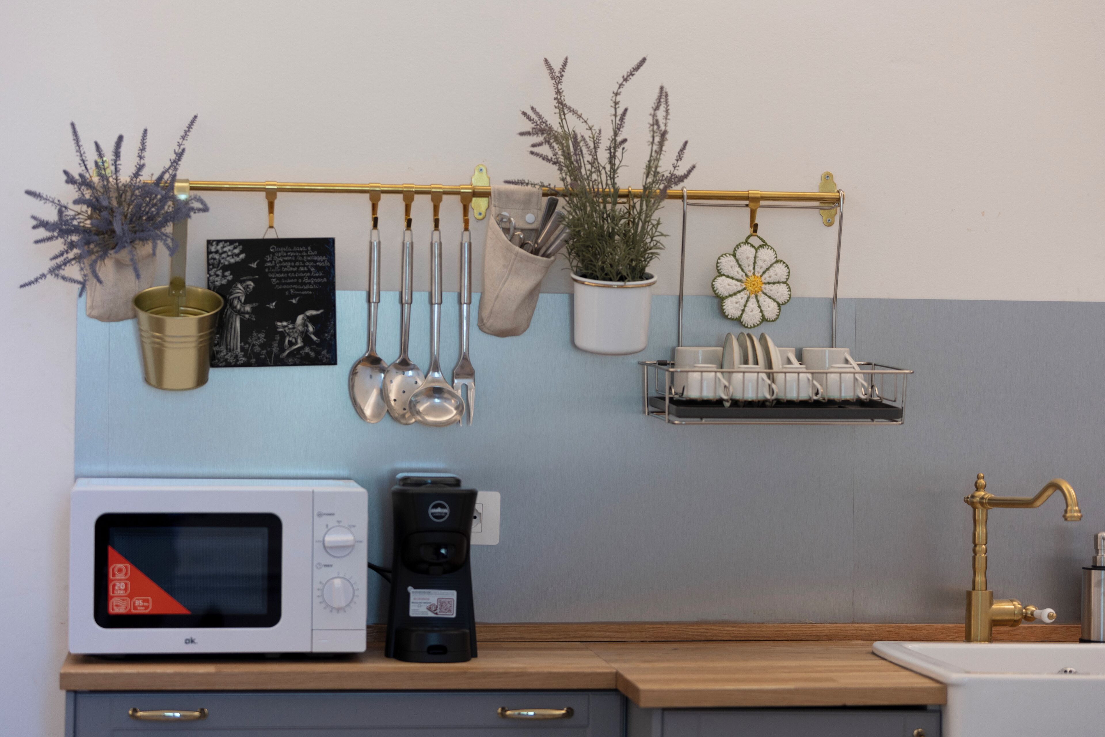 Departamento Deluxe, vista al canal | Cocina privada | Frigobar, microondas, parrilla de estufa y tetera eléctrica 