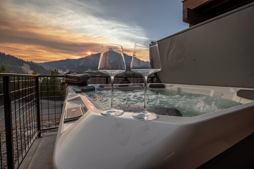 Holiday Stays Available! Ski Condo with Private Hot Tub! Close to Ski Base Area!