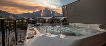 Holiday Stays Available! Ski Condo with Private Hot Tub! Close to Ski Base Area!