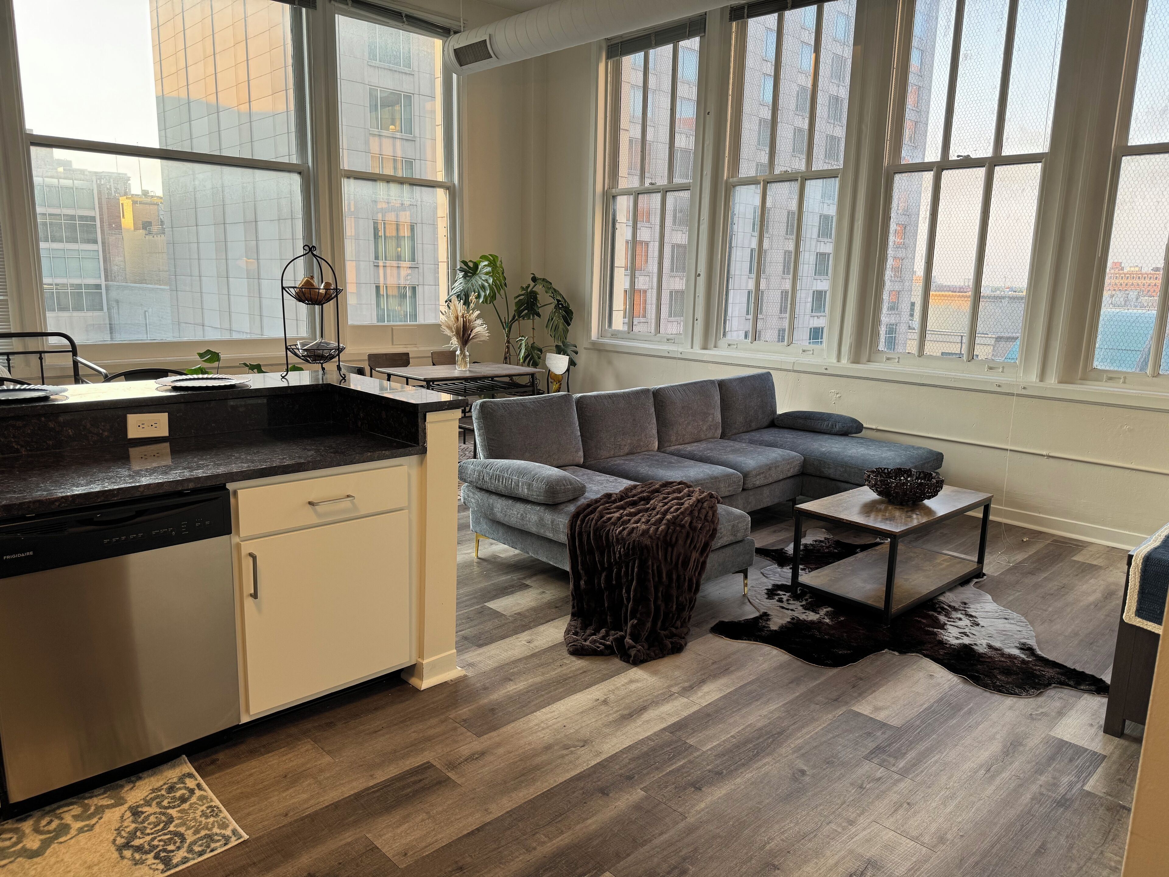 2B 2B Condo in DOWNTOWN Indy with skywalk access to Lucas and ICC FREE PARKING
