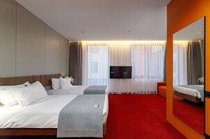 Ropa de cama de alta calidad, cubrecamas y minibar 