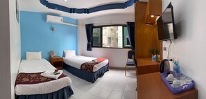 Deluxe Double Room, City View | Peralatan tempat tidur hipoalergenik, peti besi dalam bilik, meja 