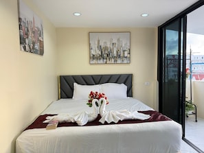 Ropa de cama hipoalergénica y caja de seguridad en la habitación