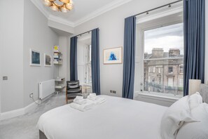 Desk, iron/ironing board, free WiFi, bed sheets - Majestic views in West End (Edinburgh)