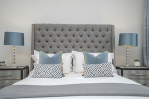 Desk, iron/ironing board, free WiFi, bed sheets - Georgian Gem in the New Town (Edinburgh)