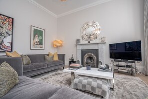 TV connectée, cheminée, livres