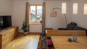 Appartement Confort, vue sur la montagne | Aire de séjour | Téléviseur connecté de 100 cm avec télévision numérique, bureau