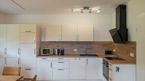 Appartement Confort, vue sur la montagne | Cuisine privée | Cafétière à espresso, cafetière-théière, chaise haute