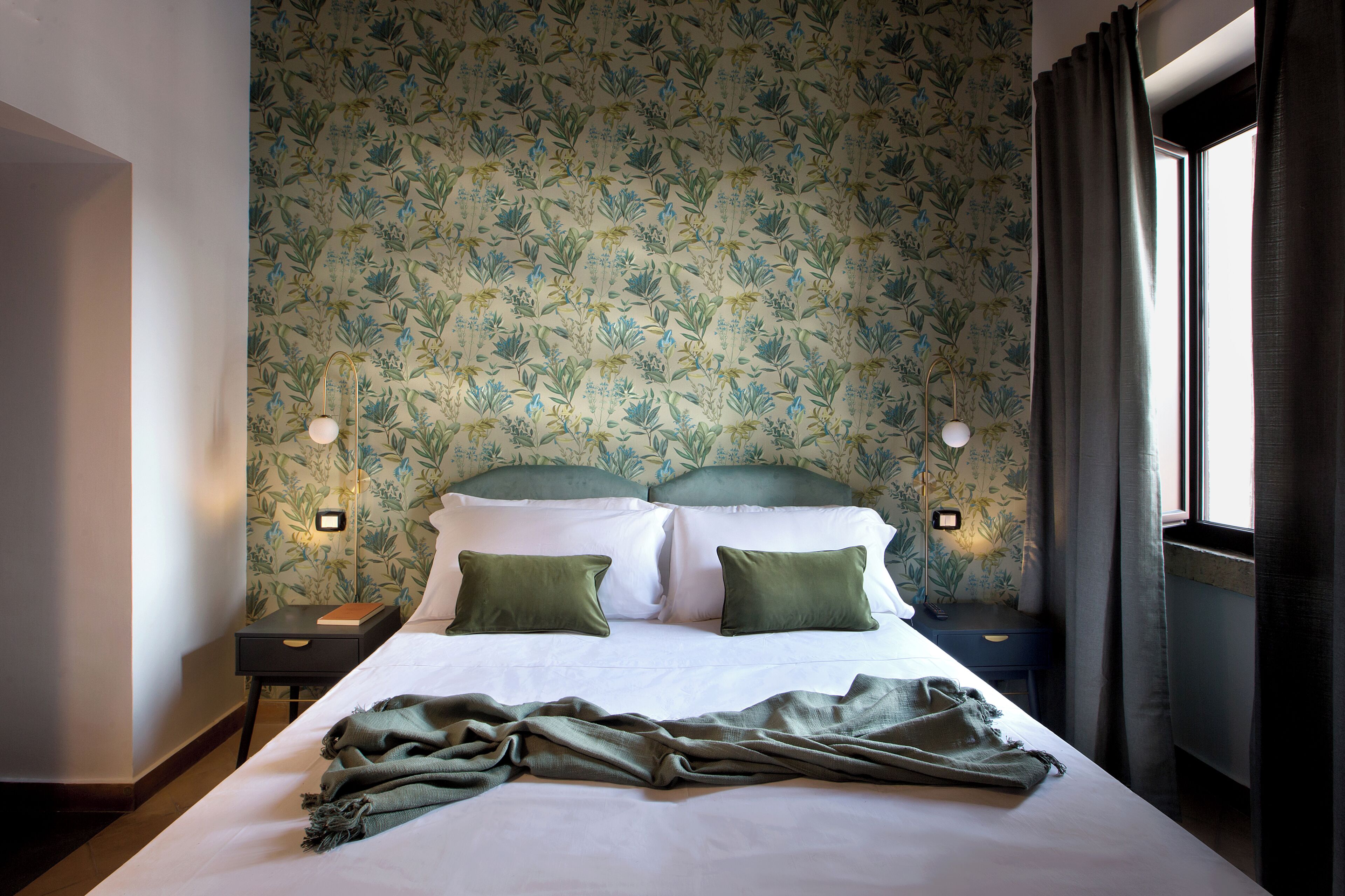 Rom – basic, 1 queensize-seng, hageutsikt, hageområde | Minibar, safe på rommet, skrivebord og wi-fi (inkludert)