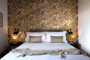 Minibar, in-room safe, desk, free WiFi - La Nova Bed and Museum (Naples)