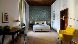 A bedroom with a bed, a desk, a chair, and a lamp. - La Nova Bed and Museum (Naples)