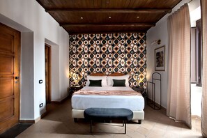 Minibar, két bảo mật tại phòng, bàn 