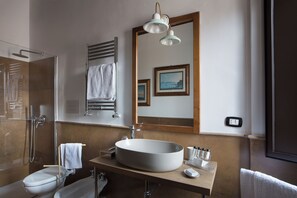 Habitación básica, 1 cama de matrimonio, vistas al jardín, en la zona del jardín | Baño | Ducha, artículos de higiene personal gratuitos y secador de pelo