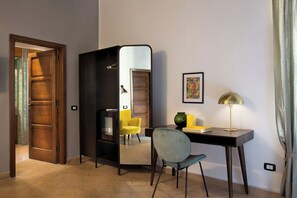 Minibar, in-room safe, desk, free WiFi - La Nova Bed and Museum (Naples)