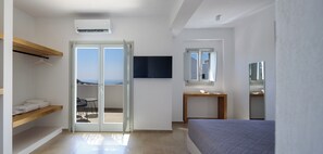 Deluxe Room, Non Smoking, Sea View | Desk, free WiFi