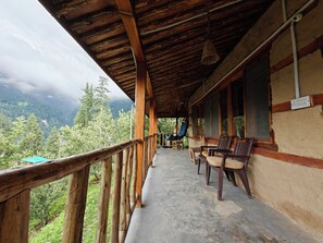 Luxe eenpersoonskamer, balkon, uitzicht op bergen | Balkon