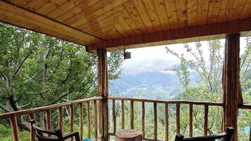 Kahden hengen perhehuone (kaksi sänkyä), parveke, vuoristonäköala | Ylelliset vuodevaatteet, äänieristys, silitysrauta/-lauta