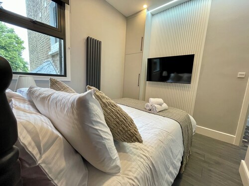 Luxury Double Room In Guest House | Vibrant London