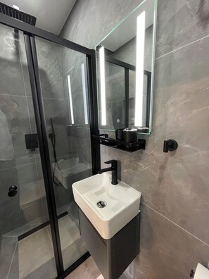 Dusche, Haartrockner, Handtücher, Seife