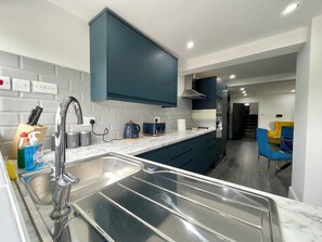 Fridge, microwave, oven, dishwasher - Luxury Double Room In Guest House | Vibrant London (London)