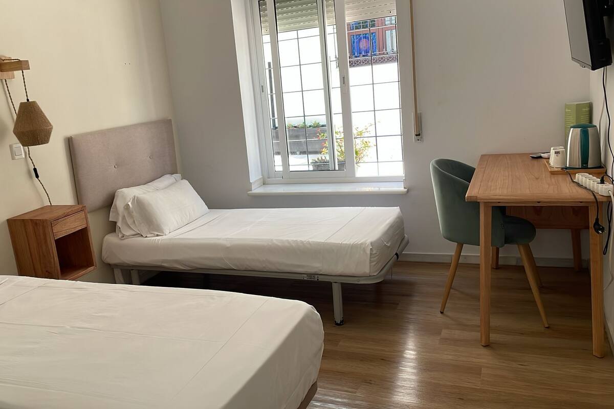 Standard Twin Room, City View | Meja, ruang kerja komputer riba, langsir/tirai gelap terus