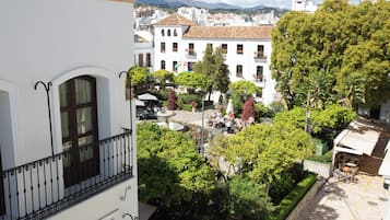 Habitación doble superior, vistas a la ciudad | Escritorio, espacio para trabajar con un portátil, cortinas opacas